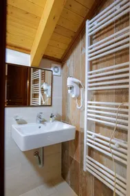 Hotel Bineri - Bathroom