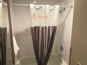 La Quinta Inn by Wyndham Indianapolis Airport Executive Dr - Salle de bain