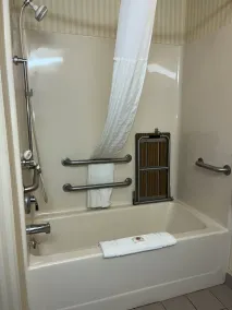 Comfort Inn & Suites Hamburg - Buffalo South - Salle de bain