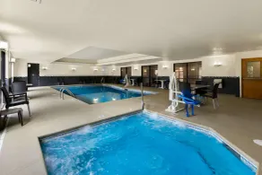 Comfort Suites Commerce - Piscine
