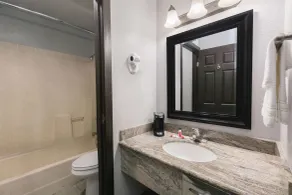 Super 8 by Wyndham Austin University/Downtown Area - Salle de bain