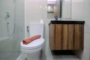 Spacious 2BR at Ciputra International Apartment By Travelio - Bathroom