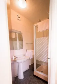Pinegrove Hotel - Baño