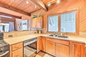 Spacious Syracuse Getaway w/ Waterfront Deck! - Interiør