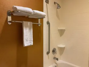 Baymont by Wyndham Chambersburg - Salle de bain