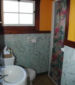 Channel Watefront Cottages - Bathroom