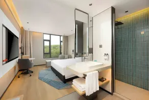 Holiday Inn Express Shanghai PVG Airport Zhuqiao - Free shuttle bus to Pudong Airport and Disneyland - Room