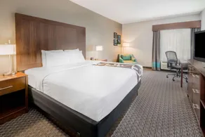 La Quinta Inn & Suites by Wyndham Fort Worth Arlington West - Room