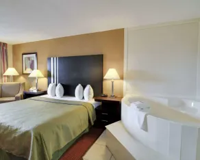 Quality Inn & Suites Clarksville - Quarto