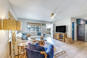 Cozy Eclectic Cabin w/ Lake Views & Shared Dock! - Innvendig