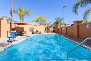 Holiday Inn Express & Suites Corona by IHG - Piscine