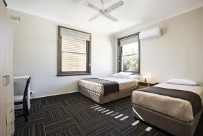 Toongabbie Hotel - Bathroom