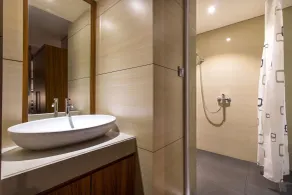 Kutabex Beachfront Hotel - Bathroom