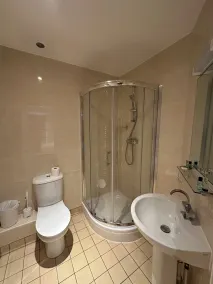 OYO Cavendish Annexe - Bathroom
