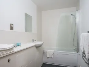2 bedroom penthouse apartment with roof terrace - Bathroom