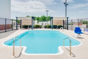 Super 8 by Wyndham Monett - Piscine