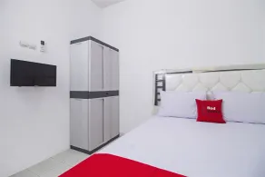 RedDoorz near STAN - Habitación