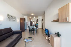 Seashells Apartments with terrace, just off the seafront in Bugibba - by Getawaysmalta - Stue