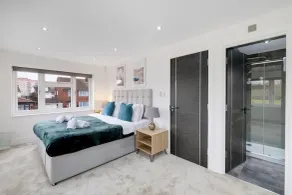 Stunning 5 Bedroom, 3 Bathroom Home in Windsor - Camera