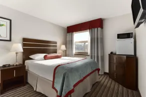 Super 8 by Wyndham Saskatoon Near Downtown - Chambre