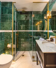 Debrah Brown, a member of Brown Hotels - Badezimmer