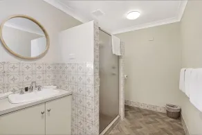 The Clifton Motel - Bathroom