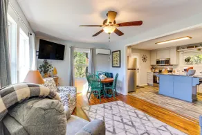 < 1 Mi to Dtwn: Pet-friendly Cabin in Murphy! - Interiör
