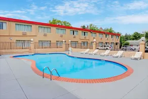 Howard Johnson by Wyndham Pikesville - Pool