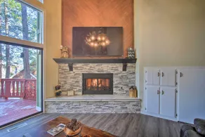 Lake Arrowhead Family Home w/ Deck! - Innvendig
