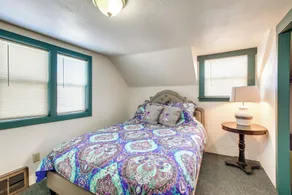 Colorful Cottage w/ Hot Tub - Steps to Long Lake! - Innvendig