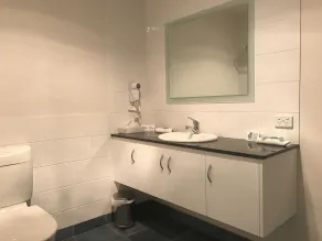 Mayfair Plaza Motel and Apartments - Bathroom