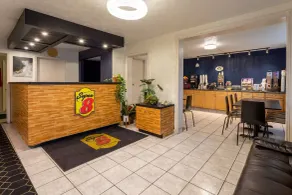 Super 8 by Wyndham Wooster - Hall