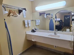 Super 8 by Wyndham Weslaco - Chambre