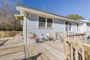 Quiet Grove Hill Cottage w/ Wraparound Deck! - Interiør