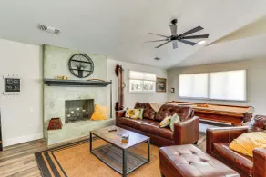 Quiet Redding Getaway ~ 7 Mi to Downtown! - Interiör