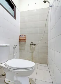 Hotel O Family Guest House Syariah - Bathroom
