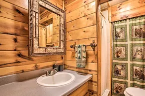 Cozy & Rustic Cottage With Houghton Lake Access! - Badeværelse