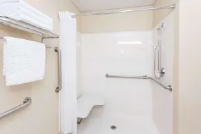Days Inn & Suites by Wyndham Savannah North I-95 - Salle de bain