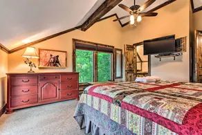 3 Mi to Beech Mtn: Treetop Cabin w/ Deck & Views - Interiör