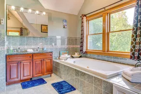 Belmont House w \/ Pool - 5 min à Winnipesaukee! - Salle de bain