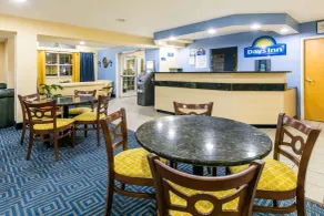 Days Inn & Suites by Wyndham Pryor - Lobby