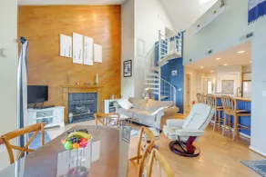 Dock + Pool Access: Condo on Smith Mountain Lake - Intérieur