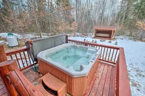 Secluded Johnsburg Retreat w/ Hot Tub & Fire Pit - Innvendig