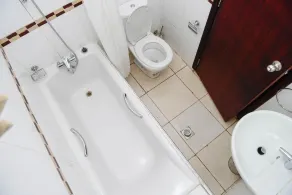 Diese Junior Suite sorgt mit ihren tollen Annehmlichkeiten für einen wundervollen Aufenthalt - Badezimmer