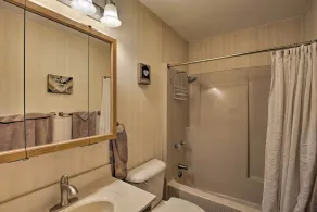 Lakefront New Auburn Apt w/ Sauna & Sun Porch - Interiør