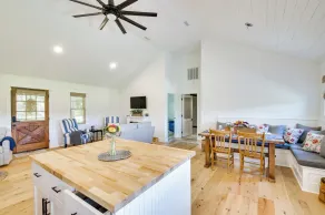 Modern Altavista Farmhouse w/ Countryside Views - Interiör