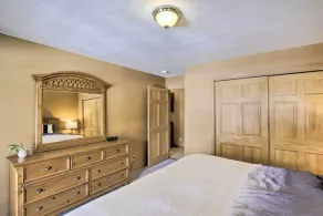 Riverfront Crivitz Condo w/ Fireplace & Views - Værelse