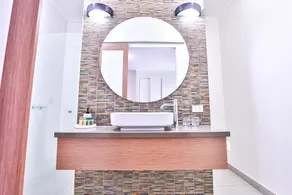 Indulge Apartments - Ontario - Bathroom