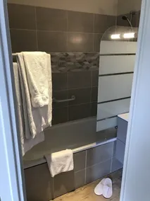 HÔTEL LES IRIS - Baño