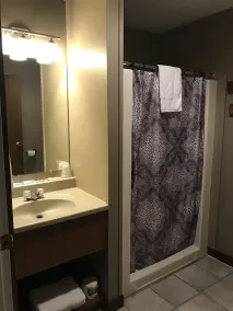 Lake Ontario Motel & Inn - Badezimmer